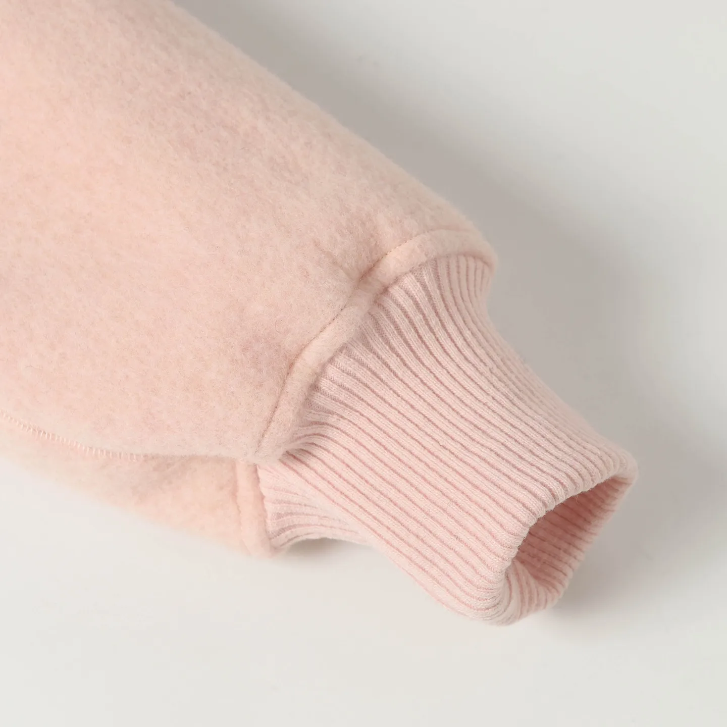 P620 Canada Goose/ Chilliwa series cashmere bomber jacket, exclusive customized wool fabric, containing 60% wool content! Super lightweight, soft and warm! The high-tech breathable space cotton liner makes the entire shape very stiff and soft, comfortable and lightweight at the same time. Breathable, soft, non-stuffy, lightweight, stylish, and non-deformable. The iconic double-stripe reflective strips are designed on the back of the collar and splicing. No detail is missed. The front placket allows you to easily cope with seasonal changes and calmly resist bad weather. High-density badges. All threaded accessories are customized. Loose fit and adjustable drawstring. Not bloated at all. Quite fashionable. It can be said to be a very unique design. This year's must-have style is for men and women. Size: S-L